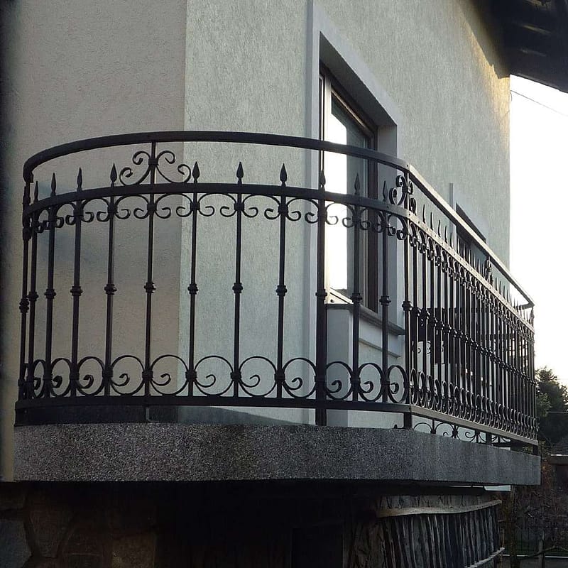Zaobljena kovinska balkonska ograja s kovanimi okraski