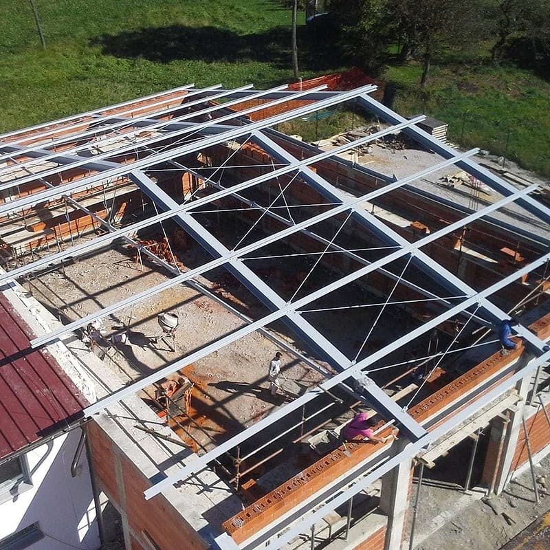 Jeklena konstrukcija strehe z diagonalnimi vezmi, pogled od zgoraj med gradnjo